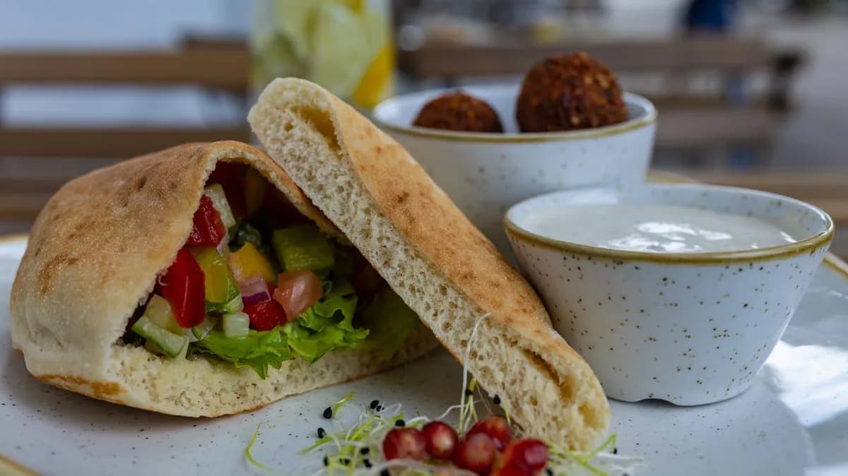 Falafel golyók pitával,tahini szósszal