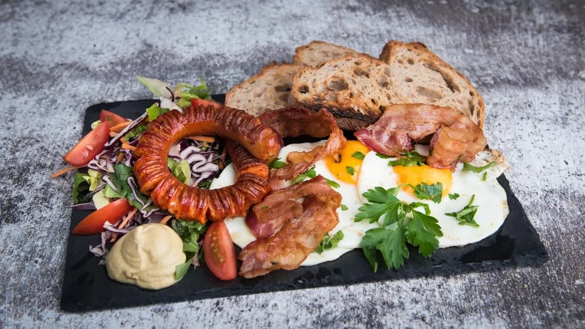 Bacon And Sausage Eggs - Tükörtojás Baconnal és Kolbásszal