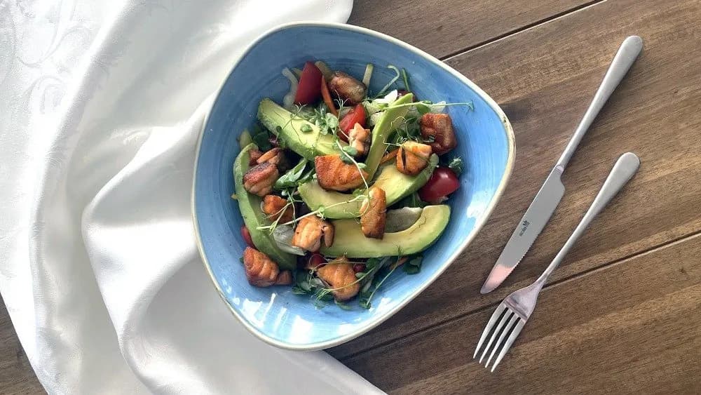 Avokádós lazacos saláta