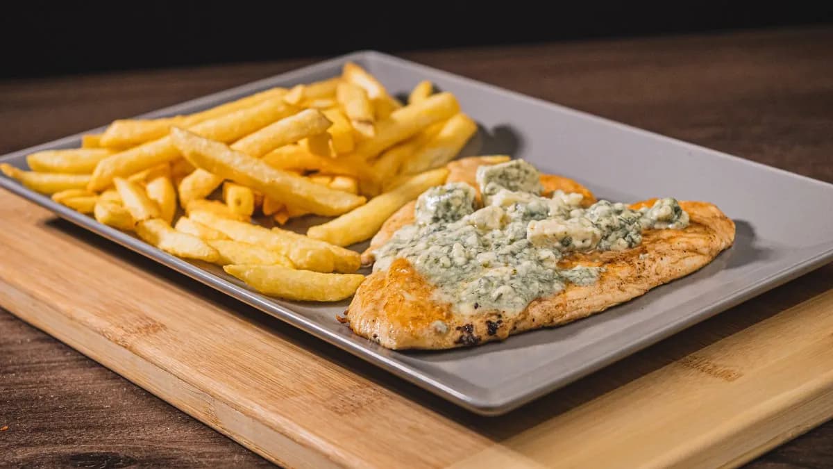 Márványsajtos csirkemell körettel