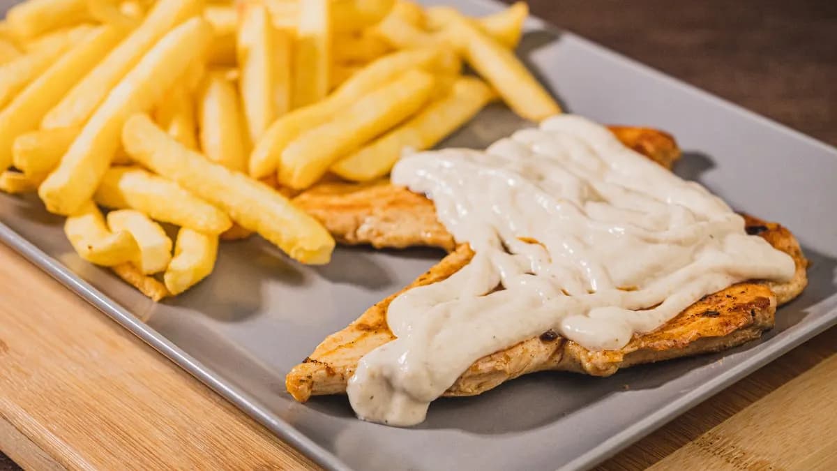 Fokhagymás csirkemell körettel