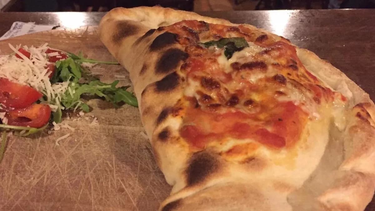 Black Dog Calzone (töltött pizza)