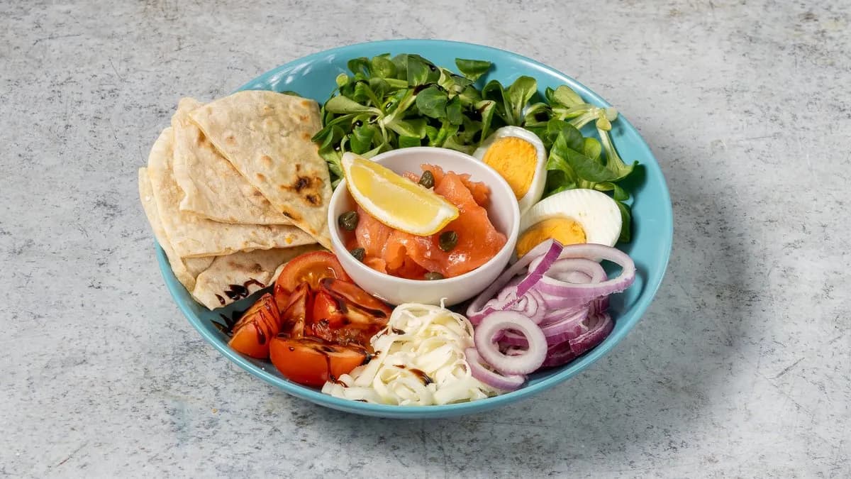 Füstölt lazacos saláta