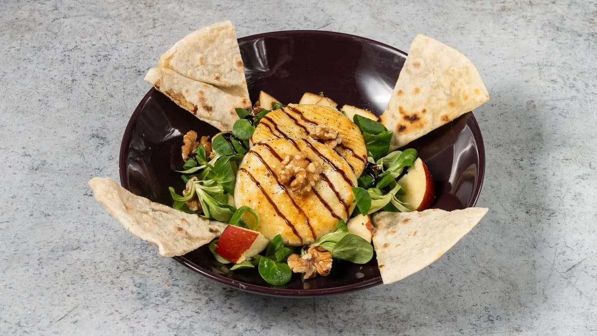 Grillezett camembert zöldsalátával