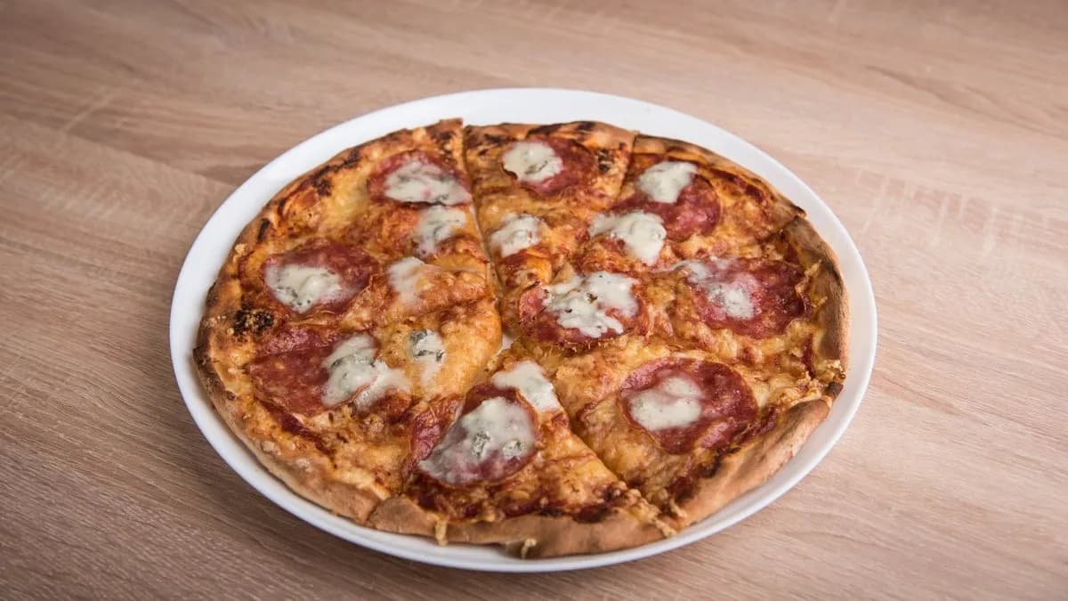 Salami extra pizza