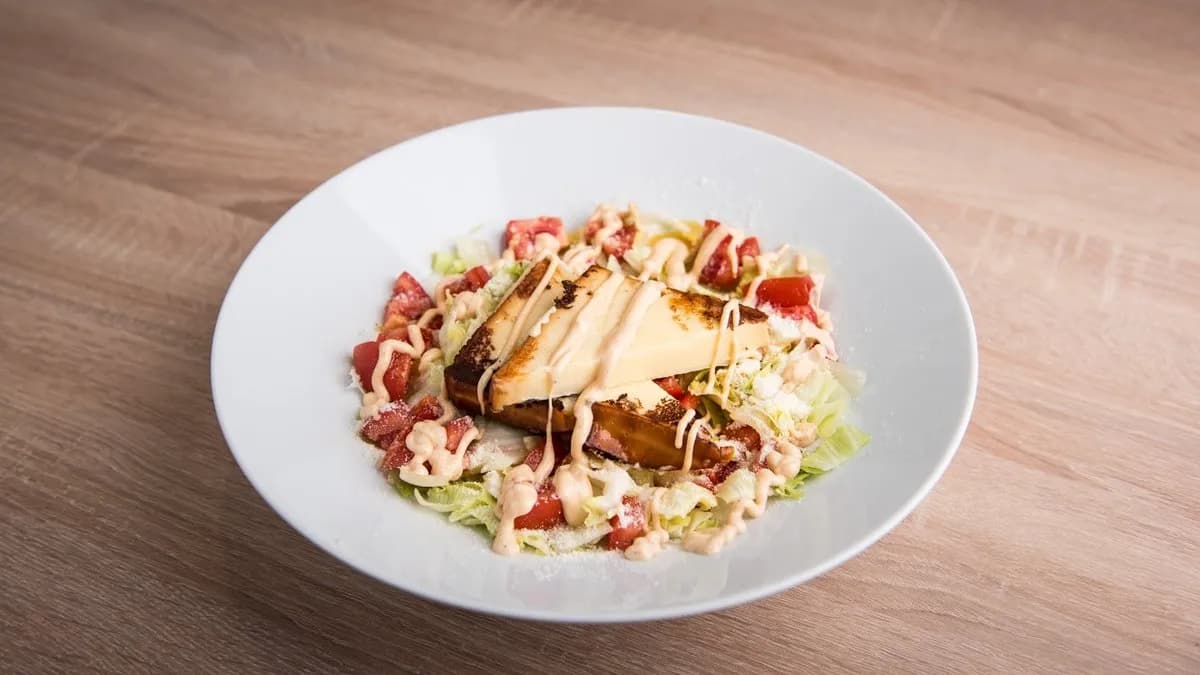 Grill sajtos saláta