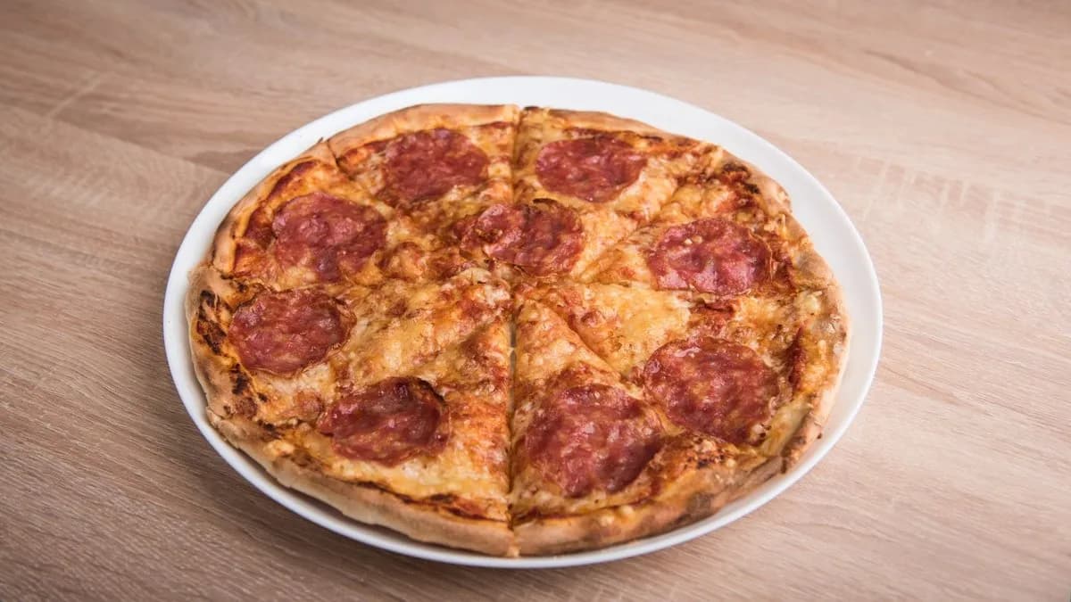 Salami pizza