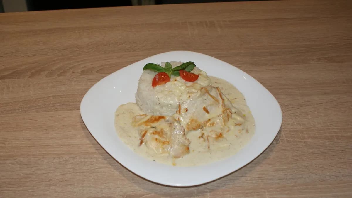 Fűszeres csirkemell sajtmártással, rizzsel