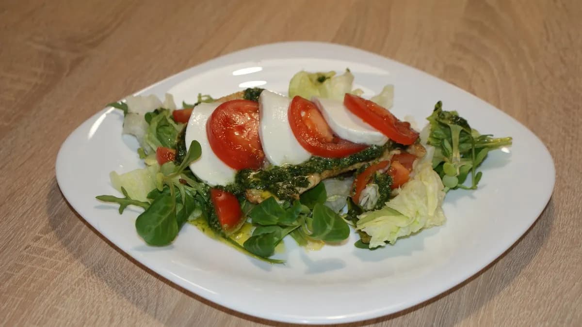 Pestos csirkemell saláta ágyon