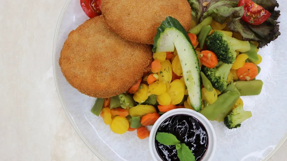 Rántott camembert, áfonya mártással