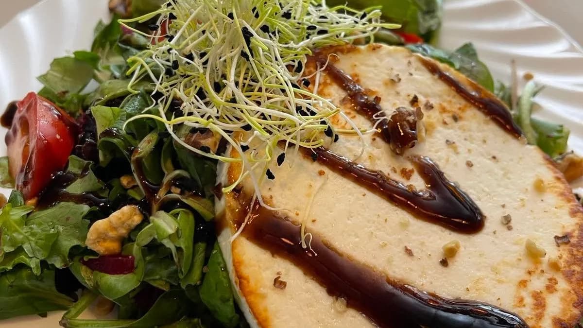 Grillezett kecskesajt balzsamos séf salátával