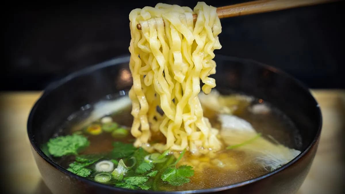 Koreai fűszeres vegetáriánus tésztaleves