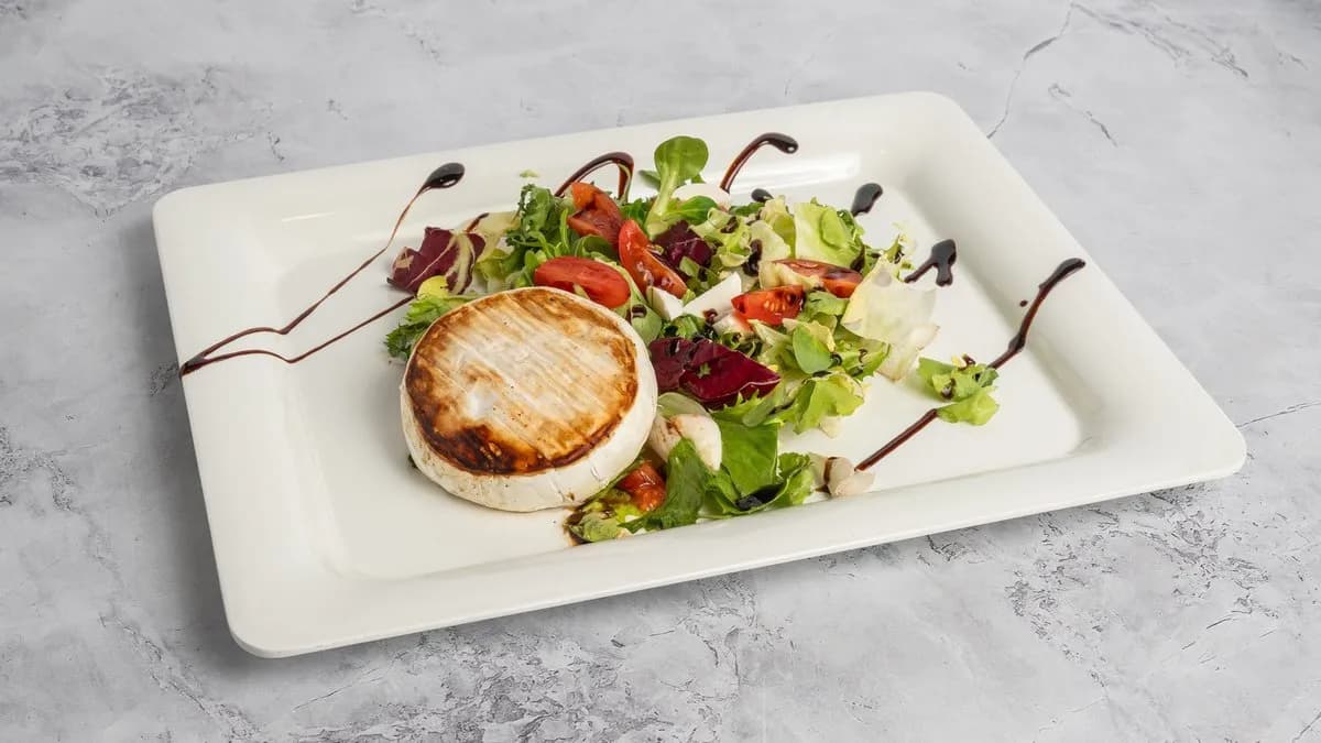 Grillezett camambert saláta ágyon