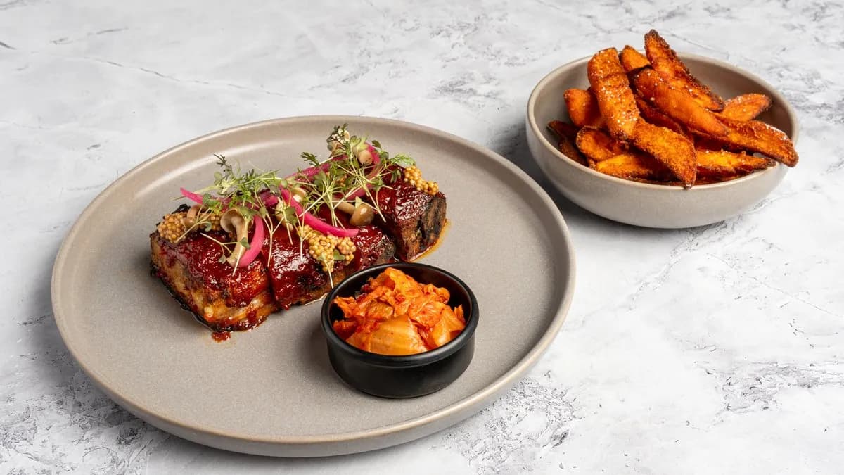 BBQ oldalas, édesburgonya, kimchi