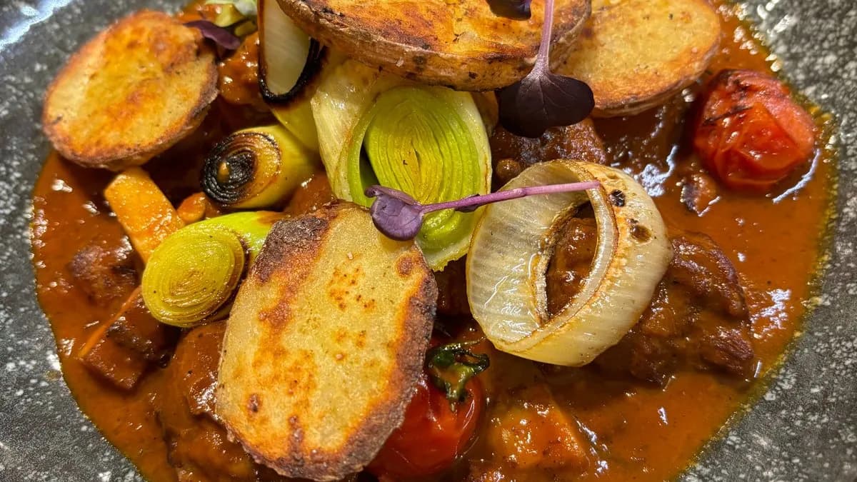 Marha bourguignon, erdei gombákkal, parázsburgonya