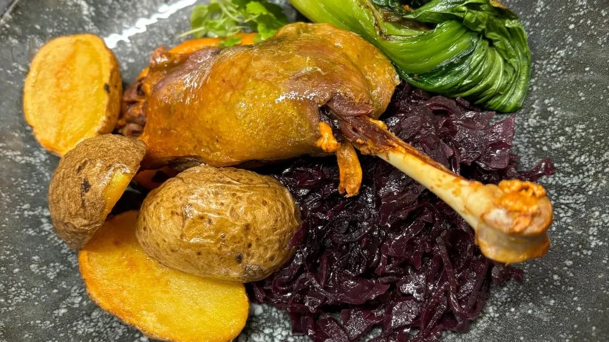 Konfitált kacsacomb burgonya, lilakáposzta