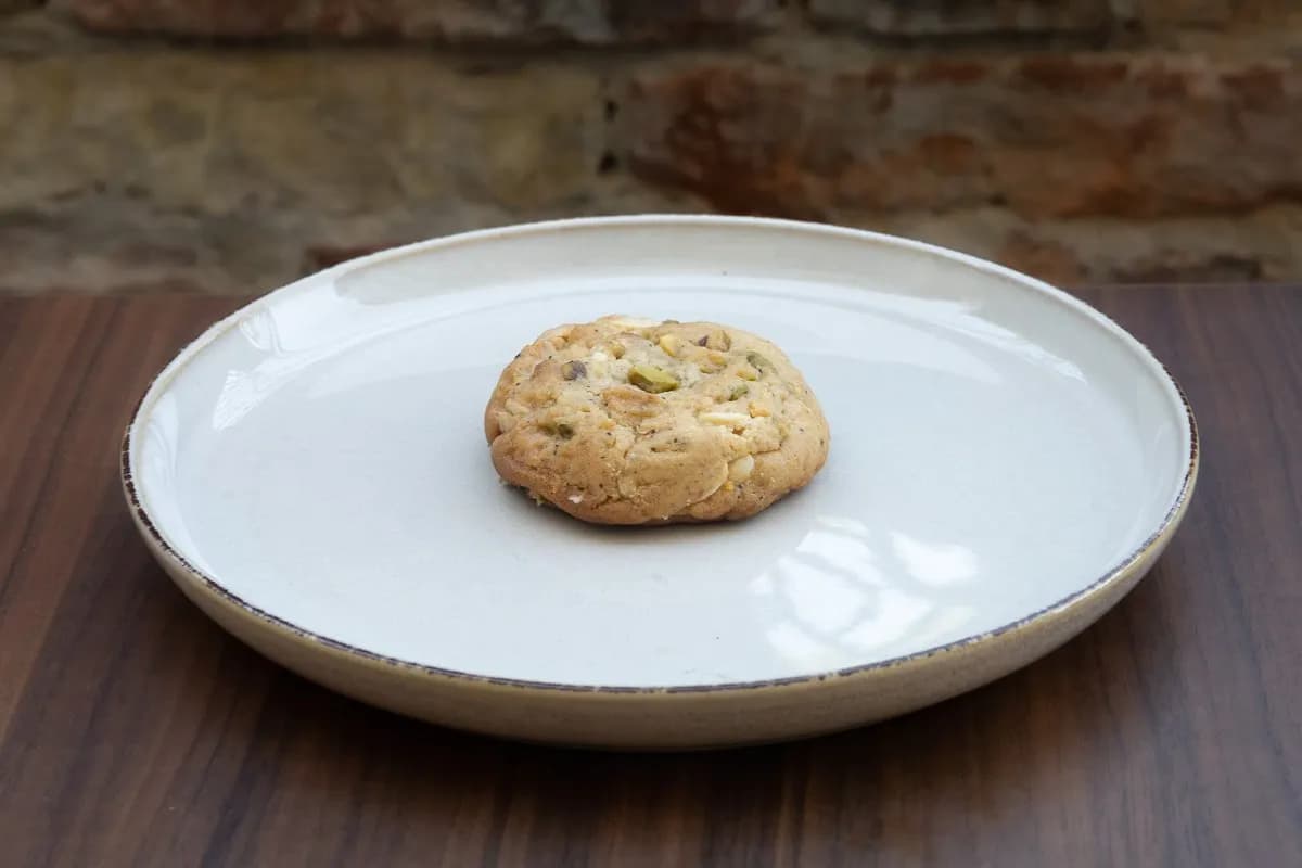 Pisztáciás fehércsokoládés barnított vajas keksz