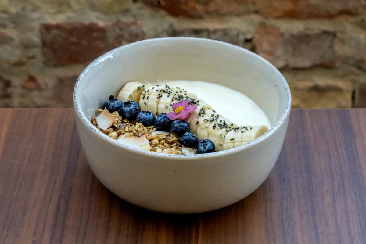 Joghurt-granola bowl