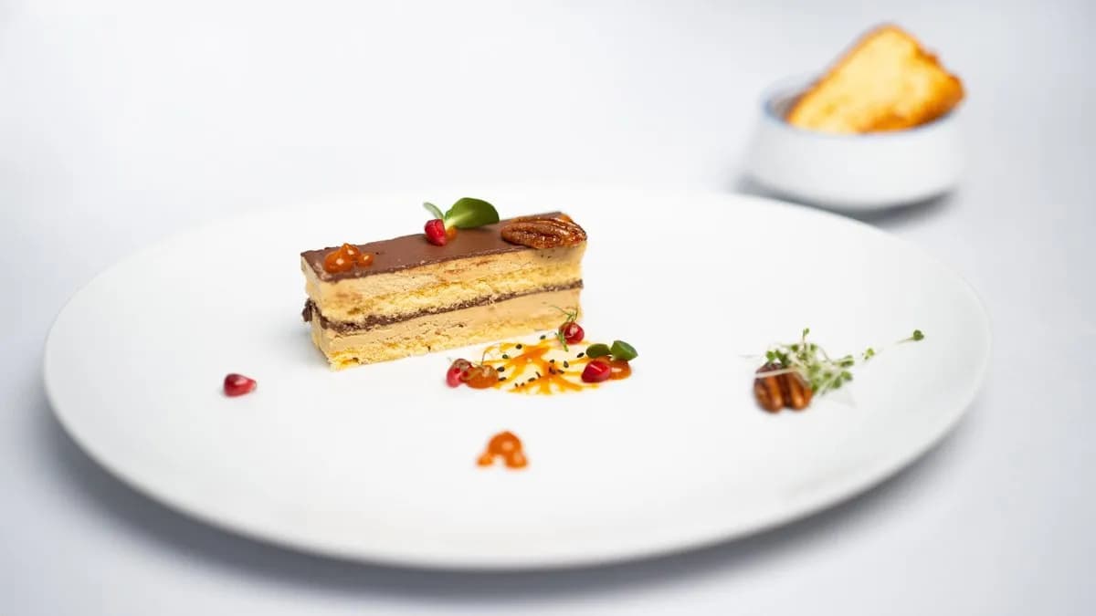 Kacsamáj zserbó, házi briós, sárgabarack coulis