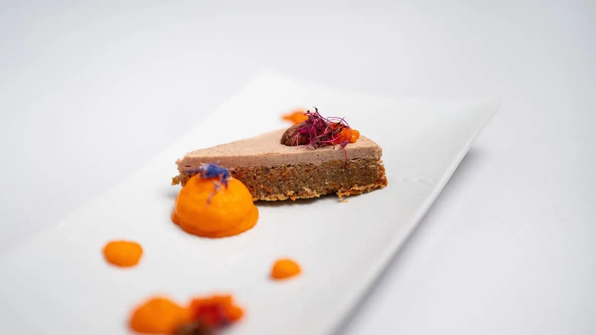 Vegán pekándiós répatorta, narancsos répahab