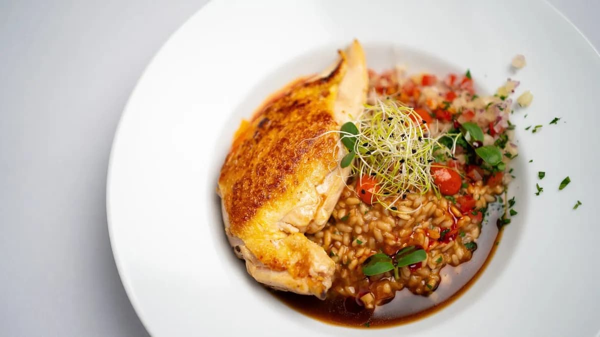 Bácskai csirke supreme, gyöngybab rizottó, zöldségek