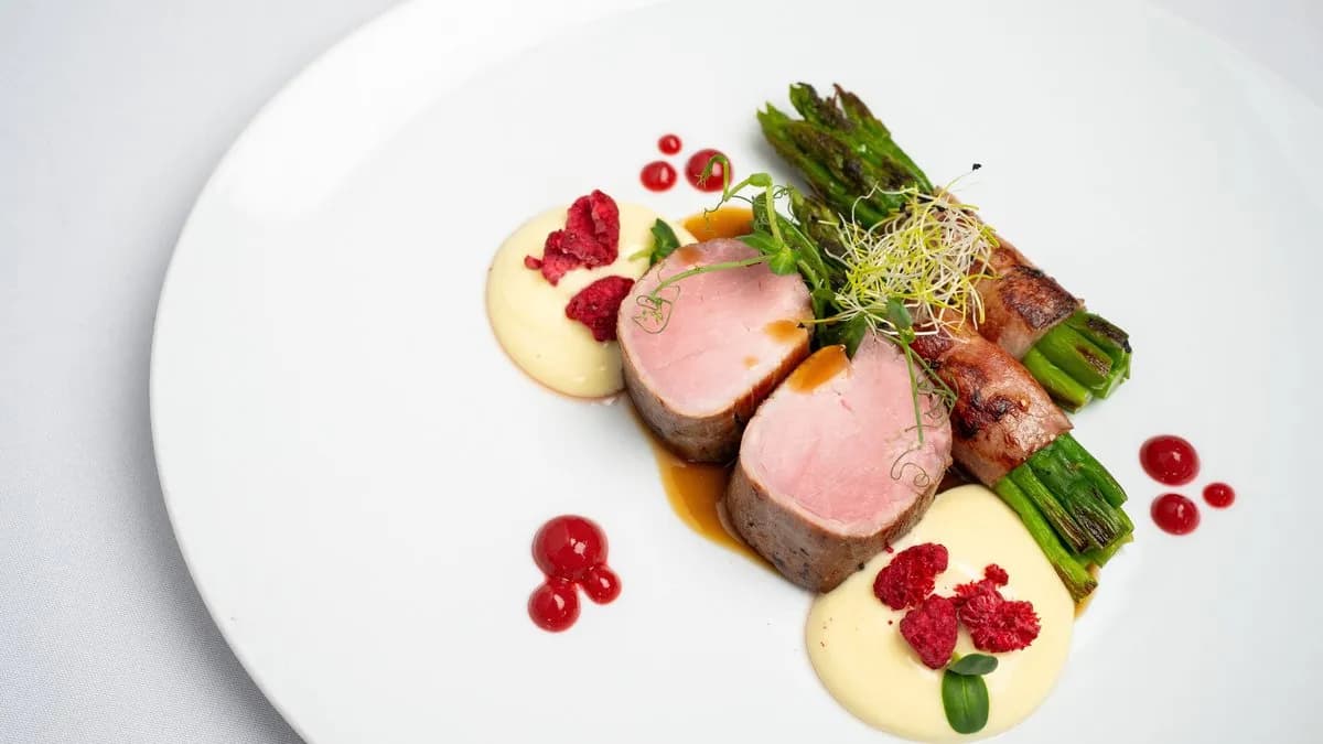 Rozé sertésszűz, baconös zöldspárga, málnás hollandi