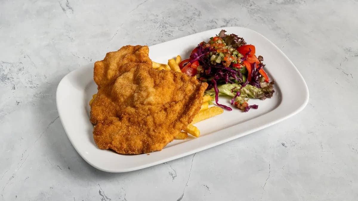 Rántott csirkemell hasábburgonyával vagy salátával