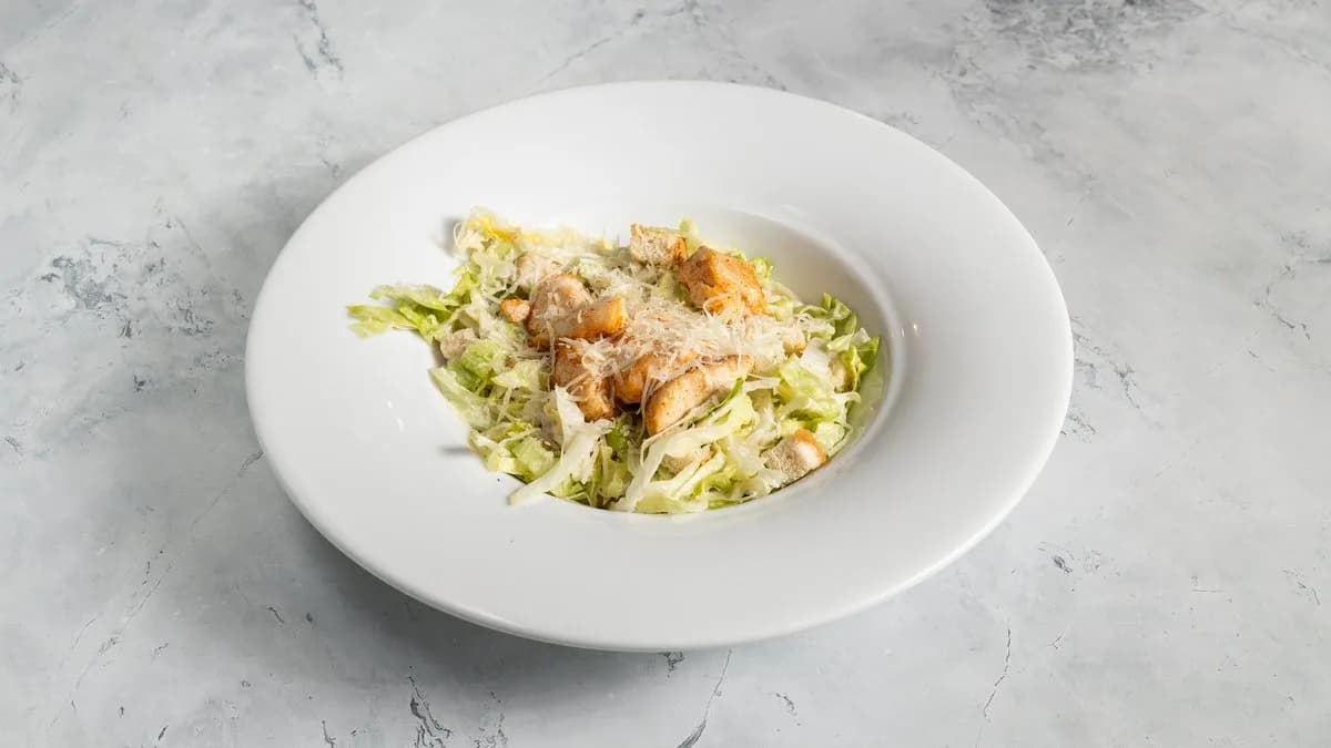 Cézár saláta csirkemellel, parmezánnal, pirítóssal