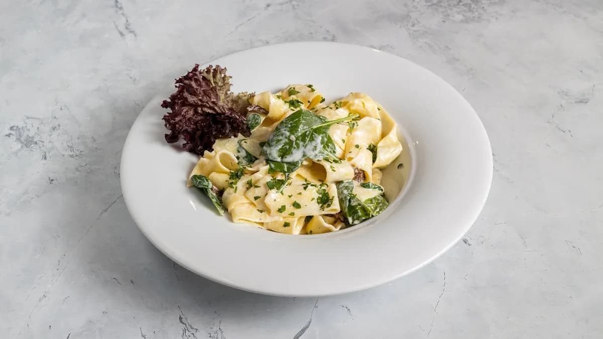 Tejszínes, spenóttal és szárított paradicsommal készített papardelle