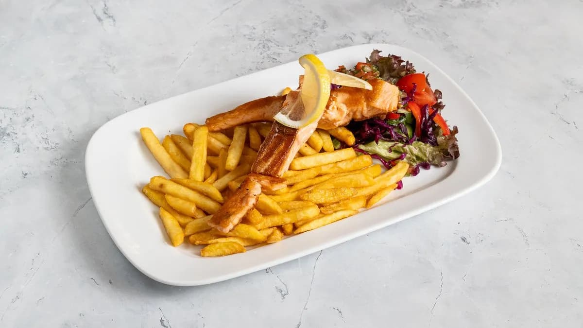 Rozmaringos lazacderék hasábburgonyával, salátával