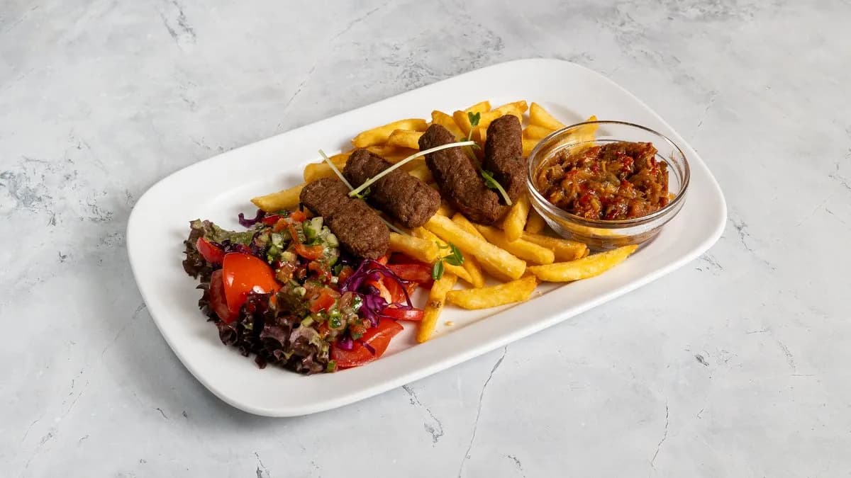 Csevapcsicsa friss salátával, sült burgonyával és ajvárral