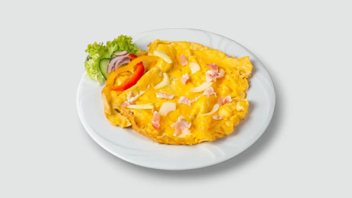 Magyaros tojásrántotta (5db tojás,bacon,kolbász,hagyma,friss zöldségek) kenyér