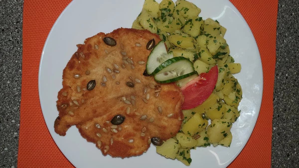 Sokmagvas panírban sertés szelet körettel