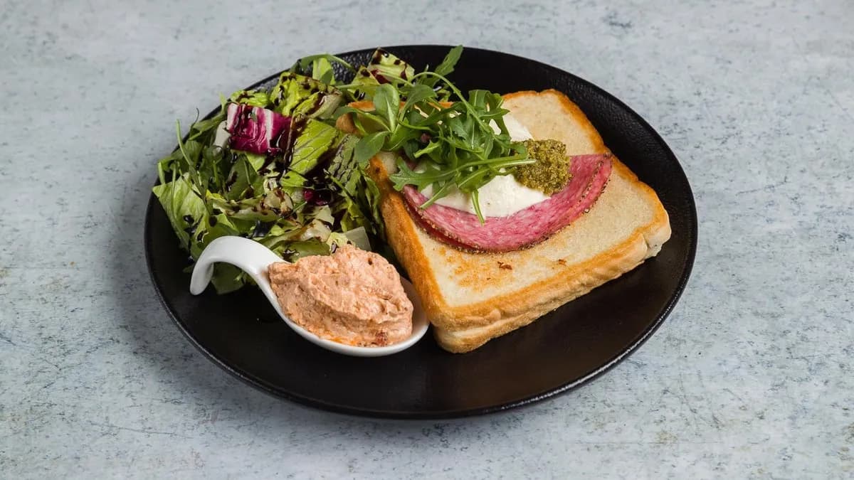 Pestos-mozzarellás-rukkolás grillszendvics