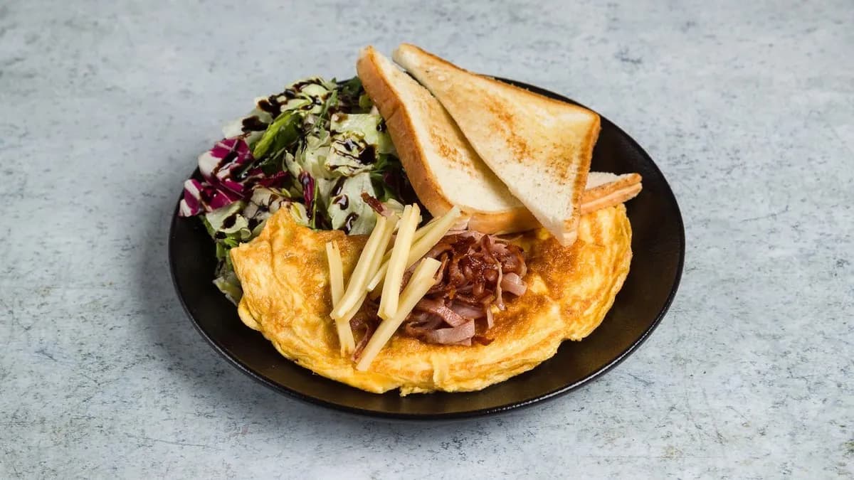 Sonkás, füstölt sajtos omlett friss salátával, toast kenyérrel