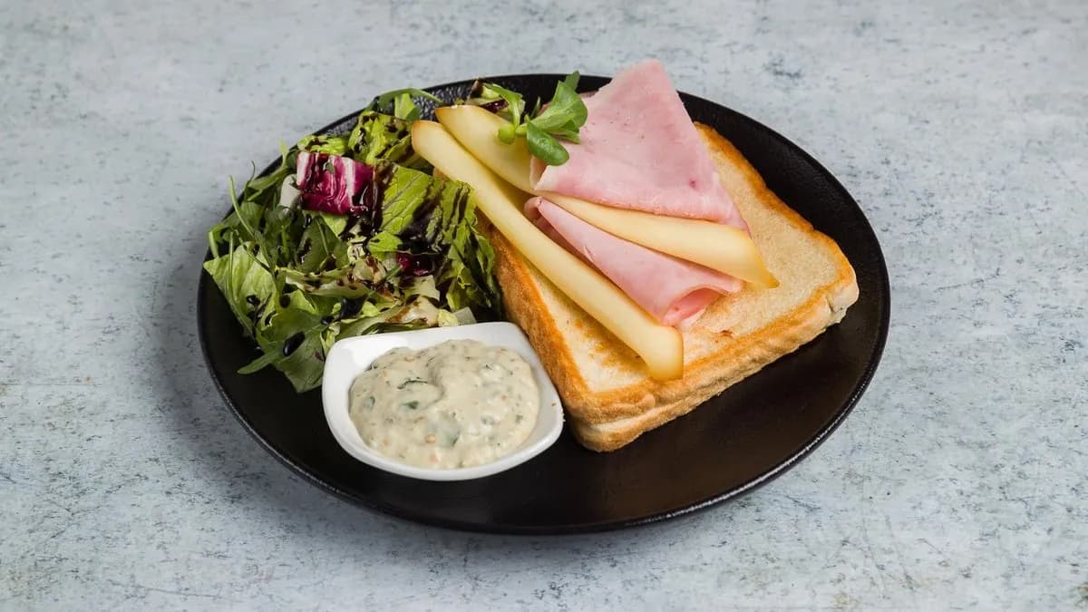 Sonkás-füstölt sajtos grillszendvics fetakrémmel, friss salátával