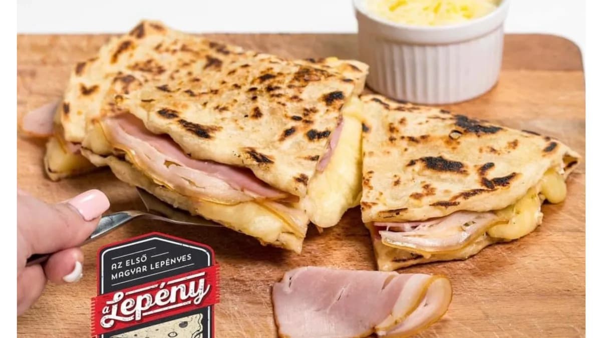 Töltött házi lepény – sonkás sajtos