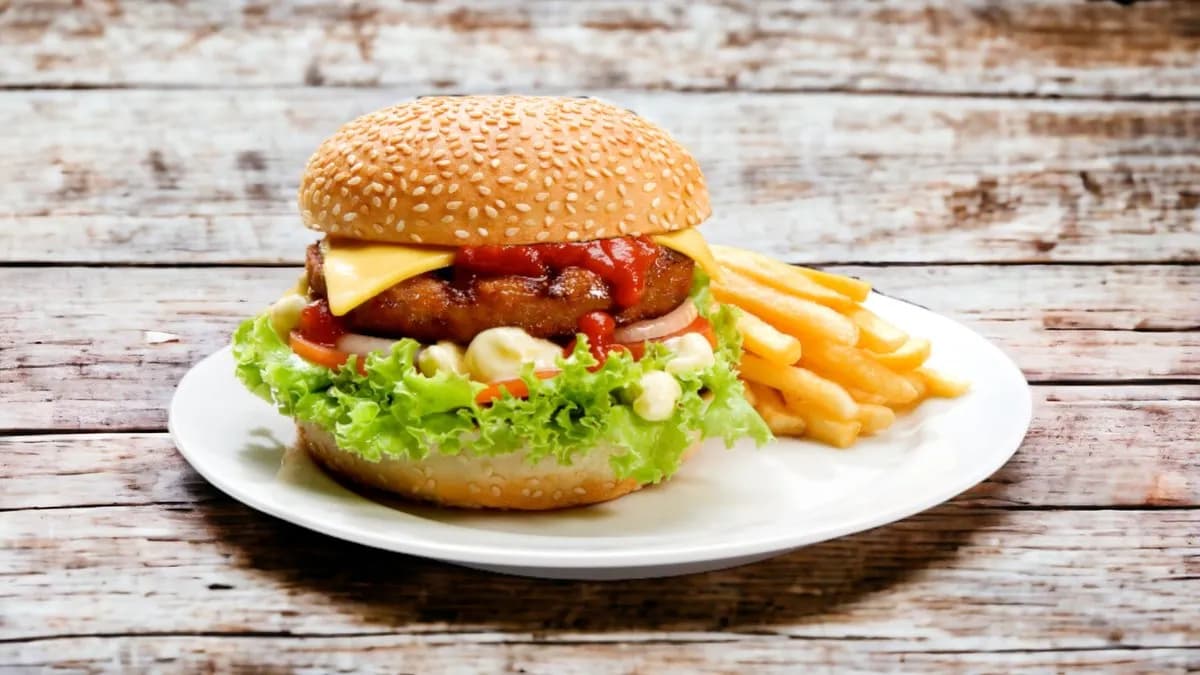 Rántott csirkecombfilés burger