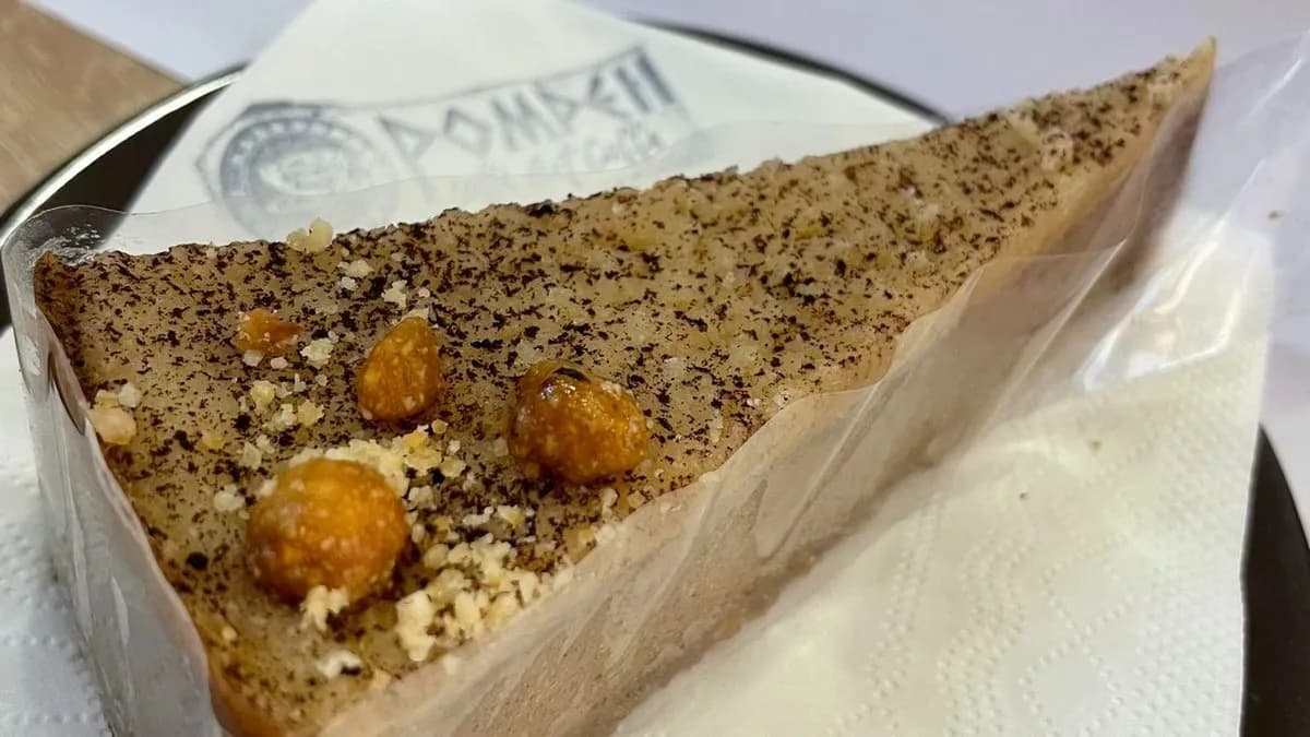 Törökmogyorós cappuccino torta, sós karamellával