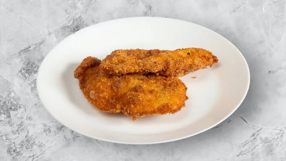 Rántott sertés szelet hasábburgonyával, kovászos uborkával