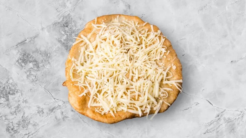 Füstölt sajtos lángos