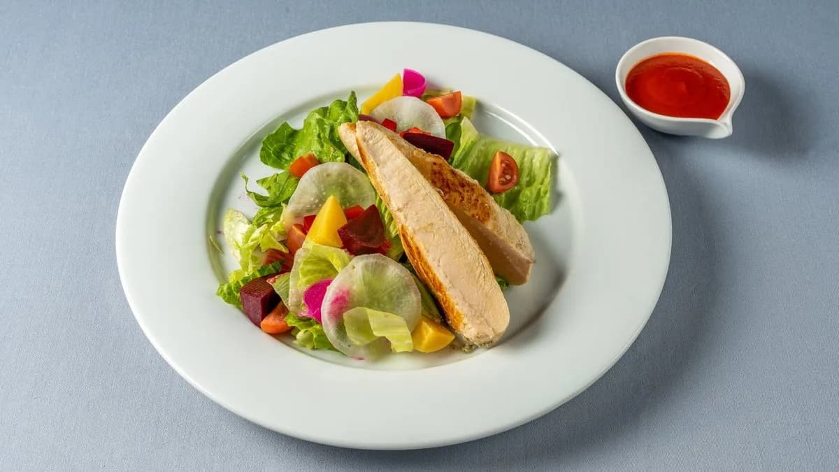 Cézár saláta grillezett csirkemellel