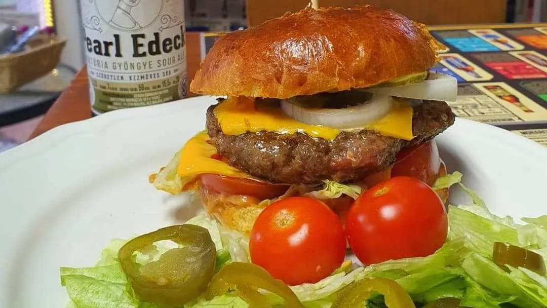KÉZMŰVES “KLASSZIKUS” MARHA HAMBURGER