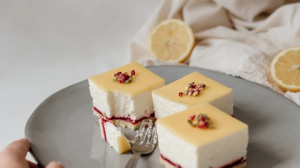 Citromos túrótorta szelet, málnával és pisztáciával