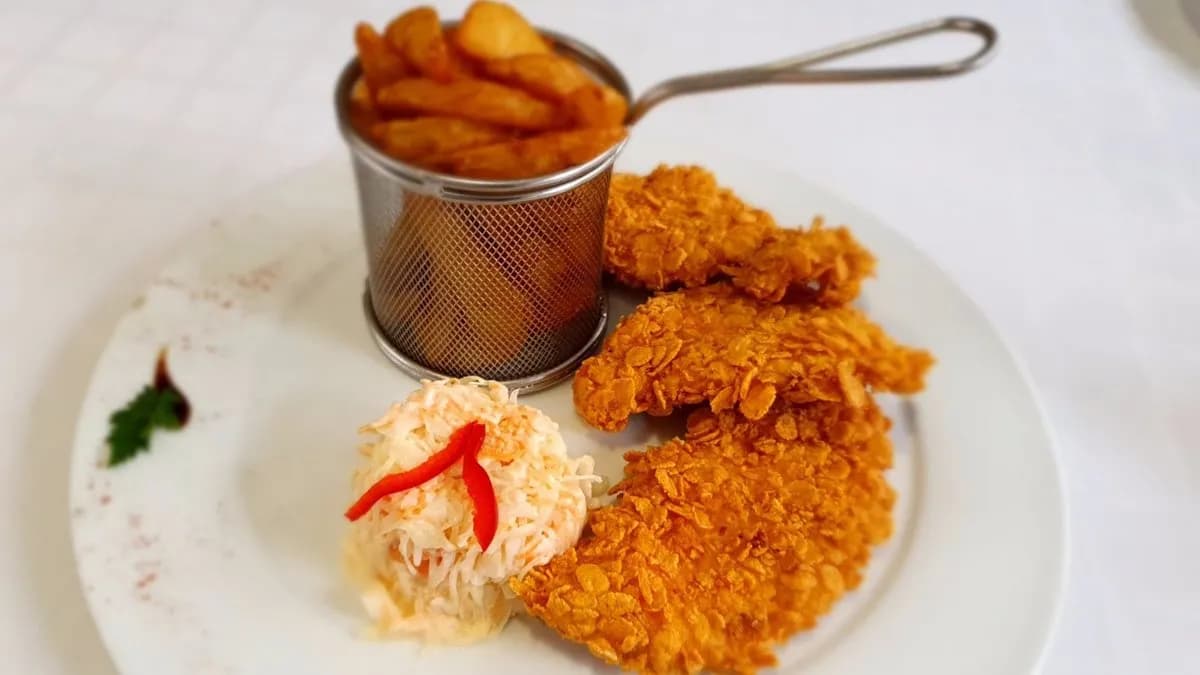 Kentucky jérce falatok káposztasalátával, steak burgonyával