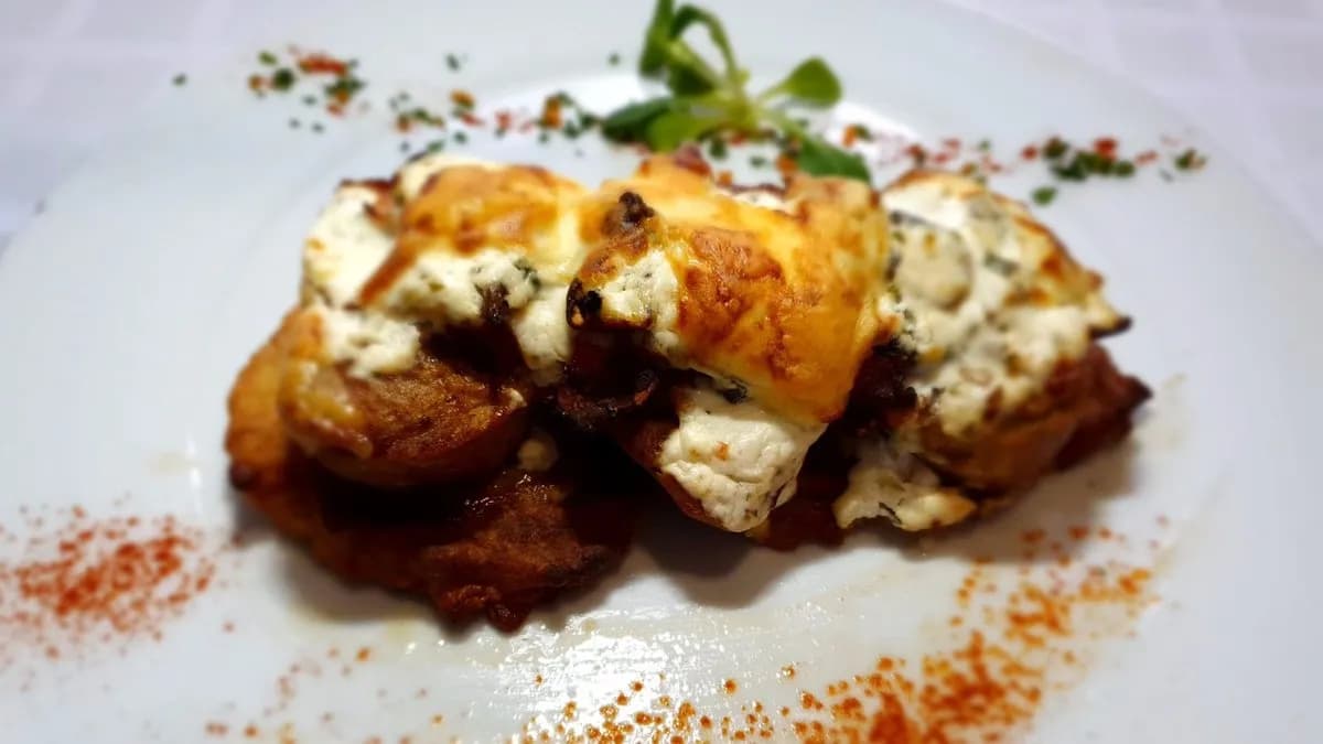 Kemencés mangalica szűz tócsnival, fűszeres tejföllel