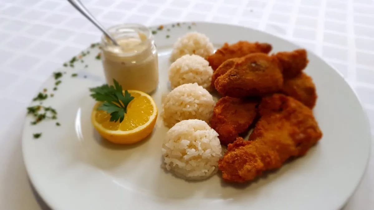 Rántott borjúláb rizzsel, tartármártással