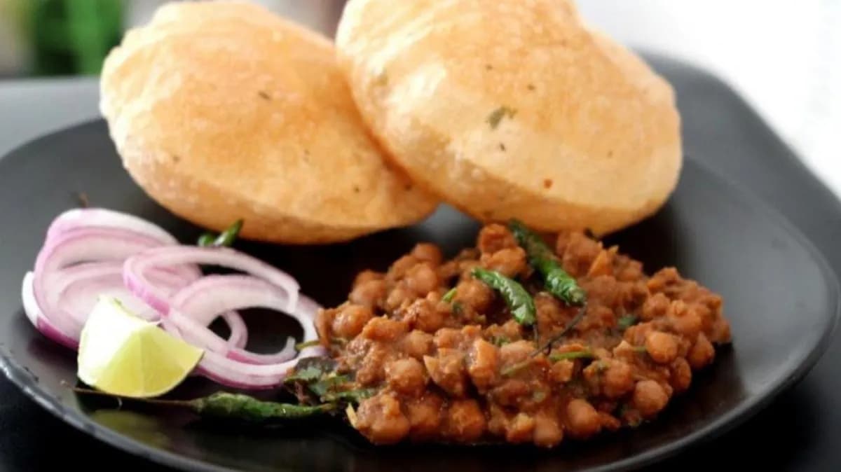 Chana Puri - 2 db Puri with chana masala