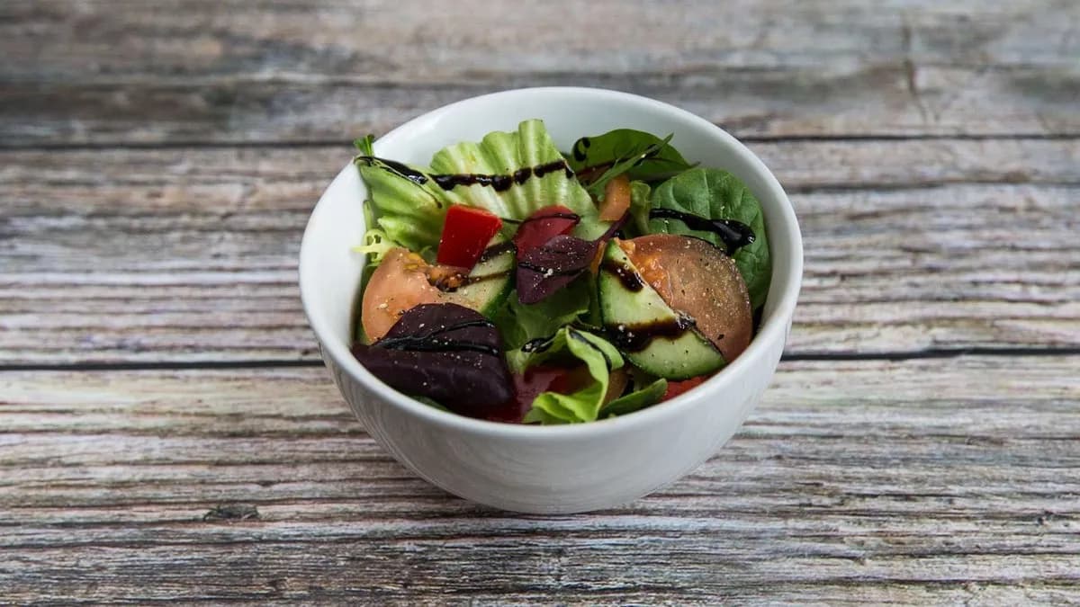 Zöldsaláta olívaolajjal és balzsamecettel