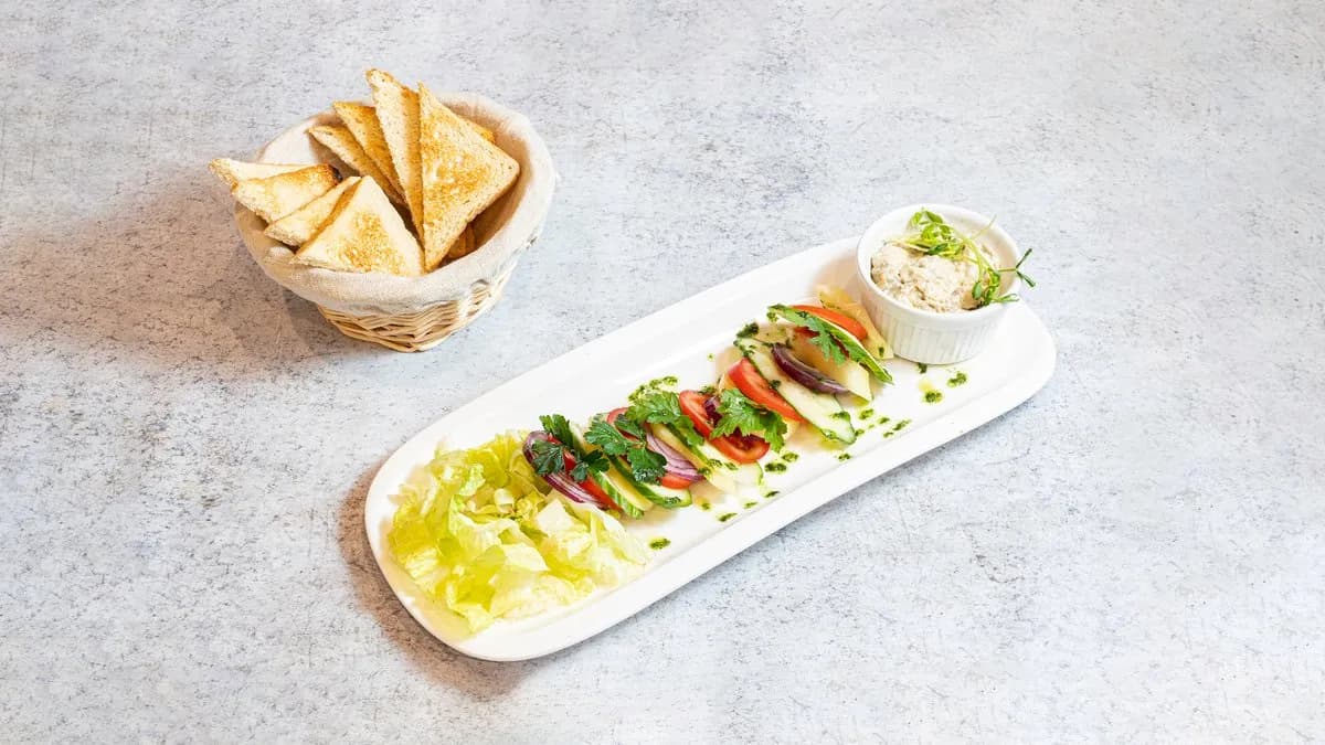 Házi padlizsánkrém friss kerti javakkal kovászos pirítóssal